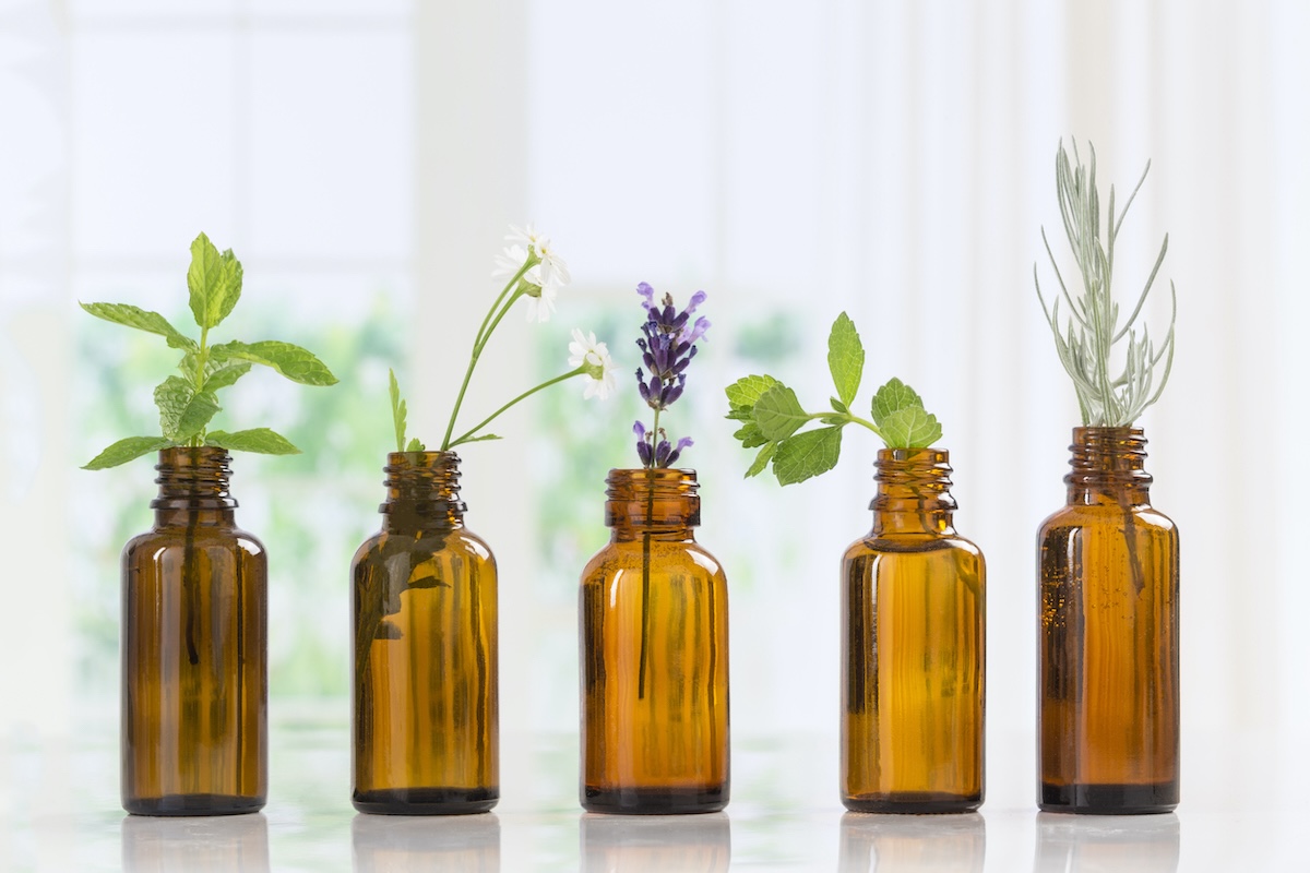 Brown,Bottles,Of,Essential,Oil,With,Fresh,Herbs flacon plante naturel