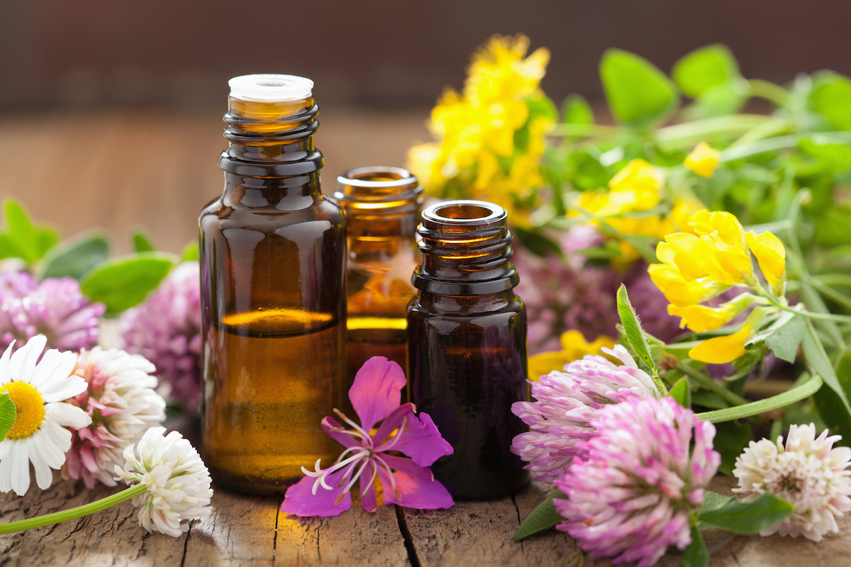 Essential,Oils,And,Medical,Flowers,Herbs flacon huiles essentielles